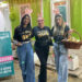 Empresária Patrícia Leitão entrega pães a moradores da Linha da Serra, em Guaramiranga