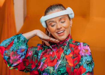 DJ cearense Camila Carlos destaca os desafios do protagonismo feminino na música eletrônica