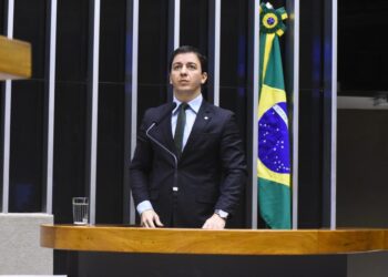 Projeto de lei de Célio Studart cria Farmácia Popular Veterinária