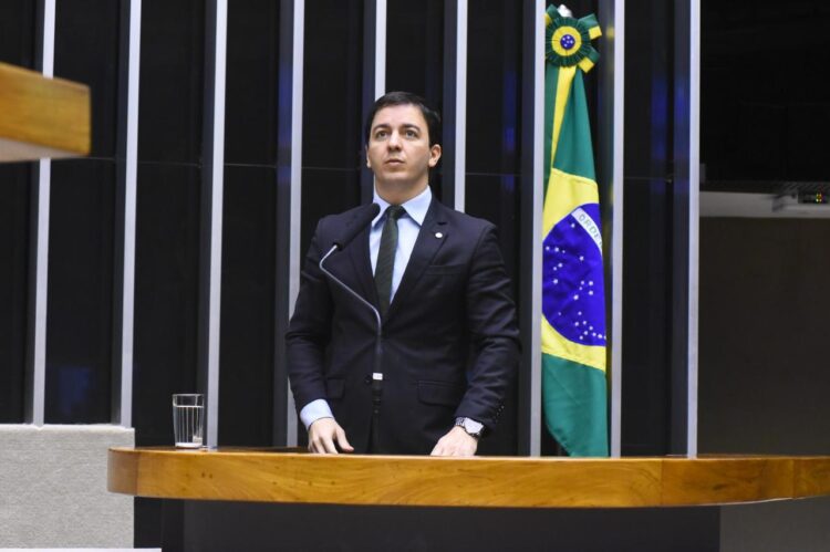 Projeto de lei de Célio Studart cria Farmácia Popular Veterinária