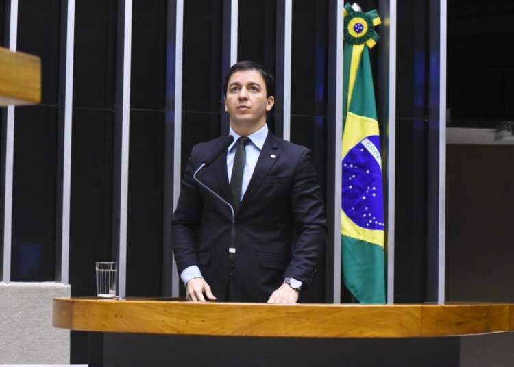 Projeto de lei de Célio Studart cria Farmácia Popular Veterinária