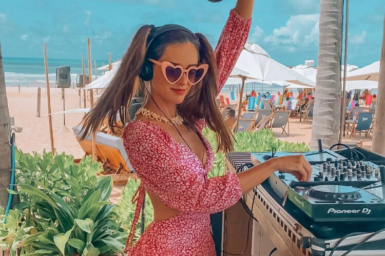 DJ Camila Carlos se destaca no cenário da música eletrônica no Ceará