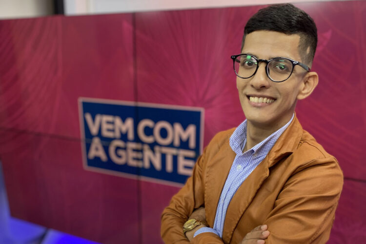 Romualdo Cruz, famoso como Sirvo Santos, será âncora no programa Vem com a Gente da Band Ceará