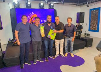 Empresário Vitor Ribeiro recebe Troféu Gratidão em evento de 30 anos do Bloco Siriguella
