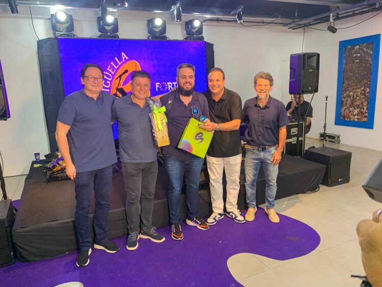 Empresário Vitor Ribeiro recebe Troféu Gratidão em evento de 30 anos do Bloco Siriguella