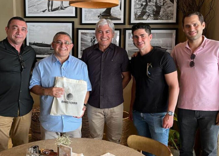 Brasterra realiza almoço empresarial com diretor da Bezerra Oliveira Autopeças e entrega Kit Sustentabilidade