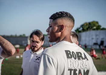 Jogador do Fortaleza, Hércules, visita FC Atlético Cearense e traz inspiração para a equipe sub 20