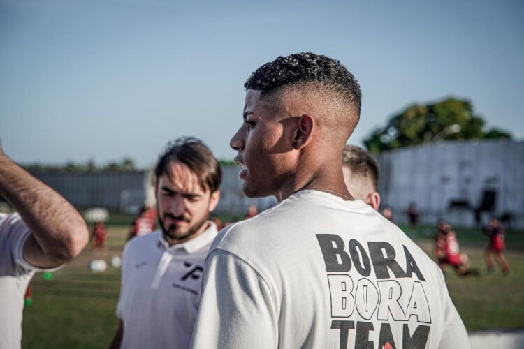 Jogador do Fortaleza, Hércules, visita FC Atlético Cearense e traz inspiração para a equipe sub 20