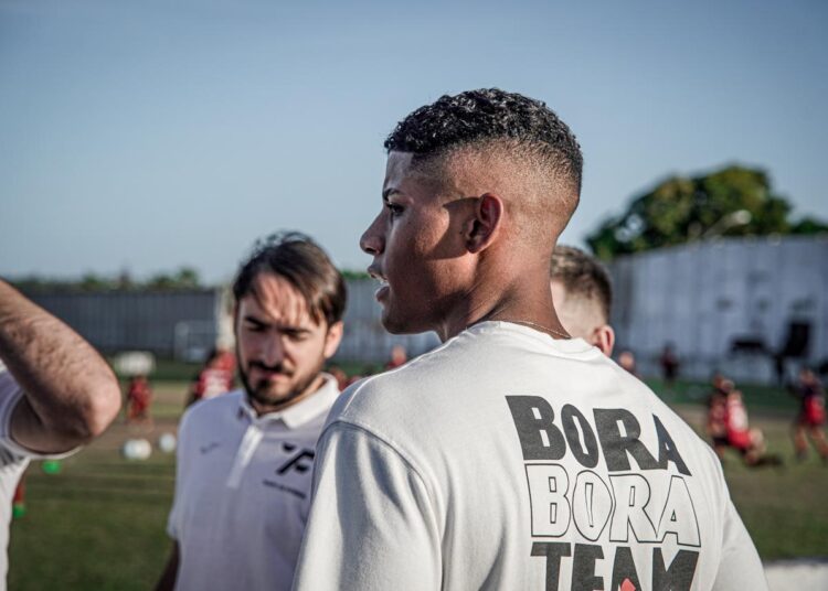 Jogador do Fortaleza, Hércules, visita FC Atlético Cearense e traz inspiração para a equipe sub 20
