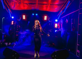 Cantora Vitória Fernandez participa dos 25 anos do Ocean Palace