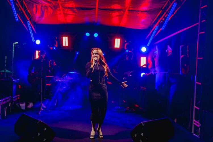 Cantora Vitória Fernandez participa dos 25 anos do Ocean Palace