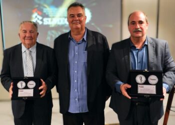 SIMEC entrega a comenda “Mérito SIMEC – Sebastião de Arruda Gomes” para Ariosto Holanda e Maragton Linard