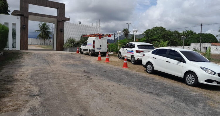 Dona de buffet em Maracanaú é presa por furto de energia após operação da Enel