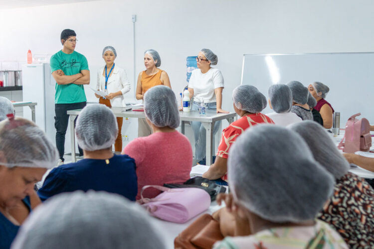 Prefeitura realiza oficina sobre técnica dietética das preparações do cardápio da alimentação escolar