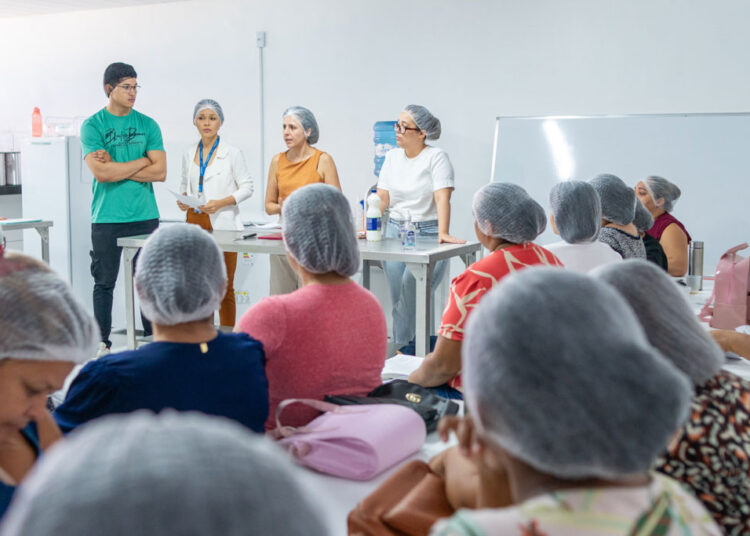 Prefeitura realiza oficina sobre técnica dietética das preparações do cardápio da alimentação escolar