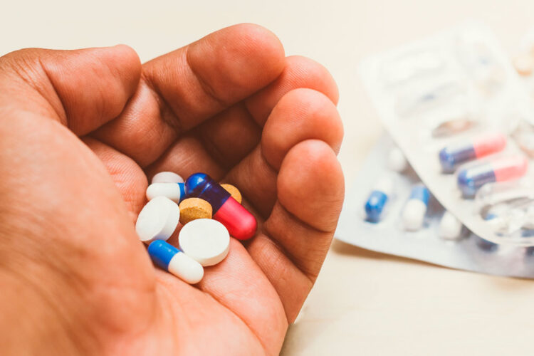 Especialista alerta para riscos da automedicação para a saúde mental