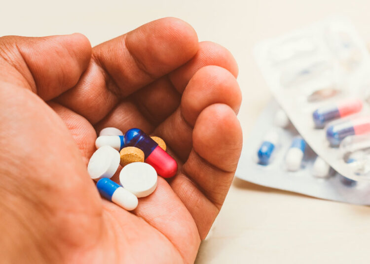 Especialista alerta para riscos da automedicação para a saúde mental