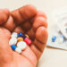 Especialista alerta para riscos da automedicação para a saúde mental