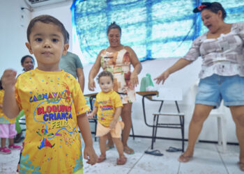 Crianças de Maracanaú acompanhadas pelo Programa Criança Feliz participam de atividade de Carnaval