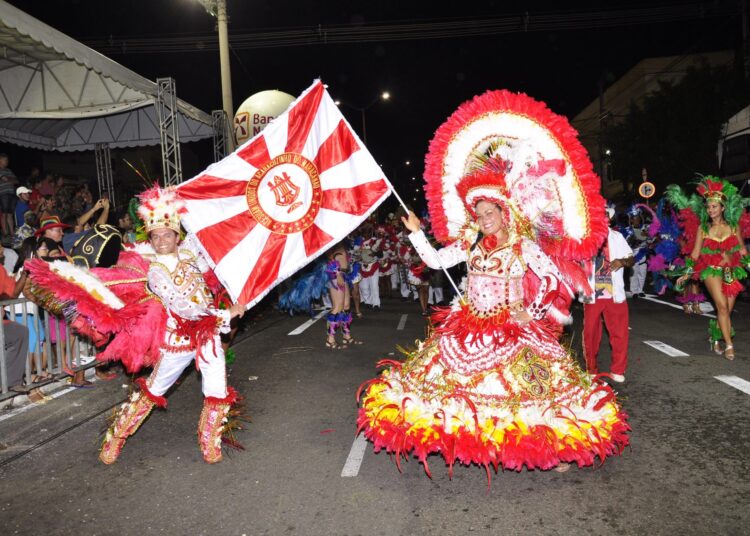 Maracanaú realiza desfile de escolas de samba e agremiações carnavalescas no bairro Acaracuzinho
