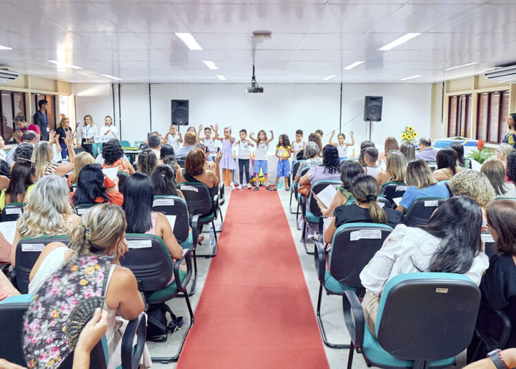 Prefeitura realiza homenagem às professoras alfabetizadoras