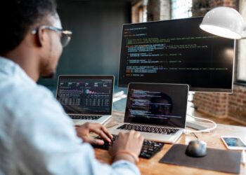 Santander Universidades oferece 75 mil bolsas de programação pelo Santander Bootcamp 2024