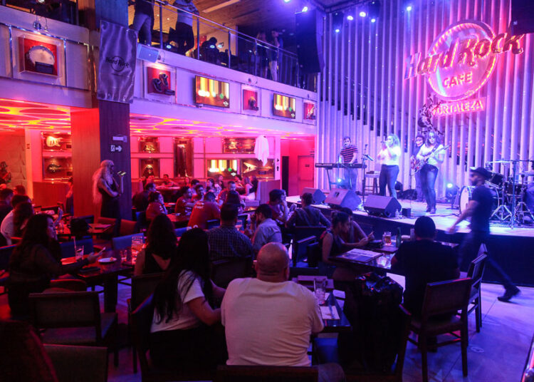 Hard Rock Cafe Fortaleza completa 5 anos com descontos e atração musical
