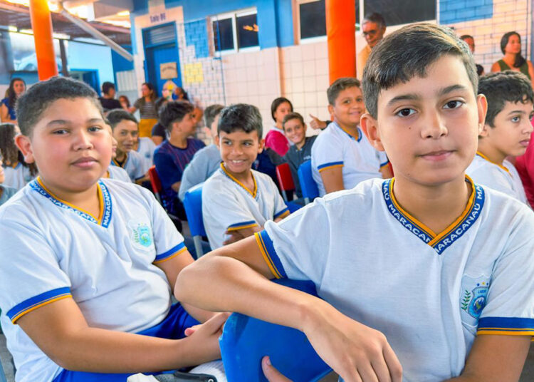 Prefeitura inicia entrega do fardamento escolar para os estudantes