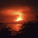 Enorme erupção de vulcão ilumina a noite nas ilhas Galápagos; veja