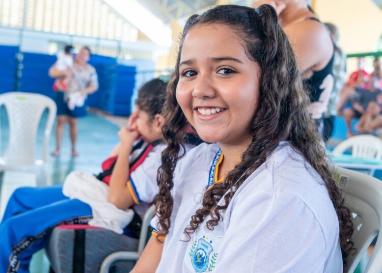 Prefeitura realiza entrega de fardamentos escolares para mais de 44 mil estudantes da rede municipal