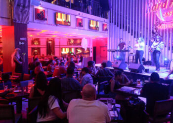 Hard Rock Cafe Fortaleza lança “Hard Rock Hits” com noites de karaokê todas as sextas e sábados de abril