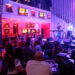 Hard Rock Cafe Fortaleza lança “Hard Rock Hits” com noites de karaokê todas as sextas e sábados de abril