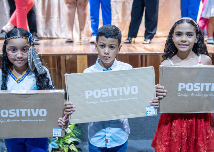 Estudantes vencedores do Concurso Artístico-Literário Prêmio Professora Agacil Camurça são premiados com notebooks