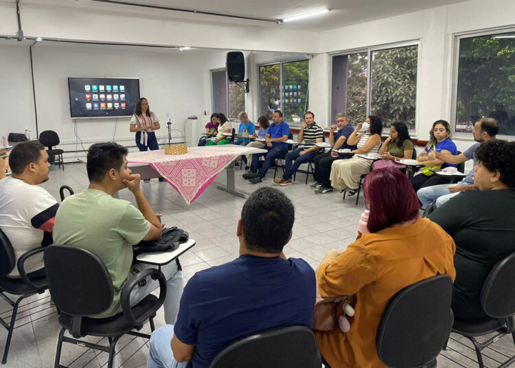 Secretaria de Educação realiza formação com professores e monitores do POPI Letras e POPI Mat sobre uso das telas interativas