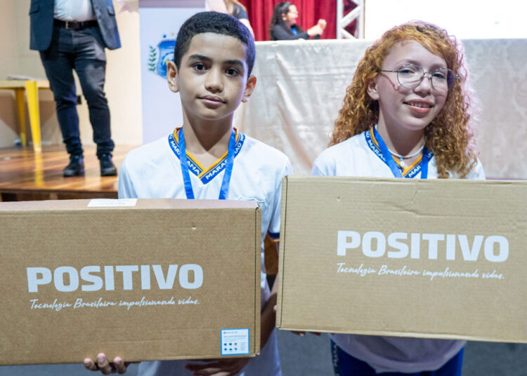 Prefeitura entrega notebooks para 239 estudantes medalhistas da rede municipal