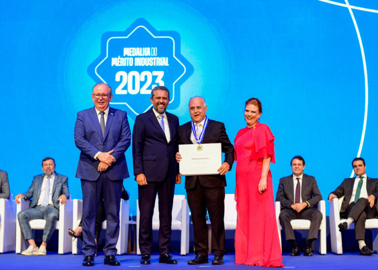 Roberto Pessoa recebe Medalha do Mérito Industrial da Fiec, maior comenda da indústria cearense