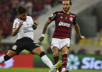 rewrite this title Brasileiro: Flamengo e Corinthians medem forças no Maracanã