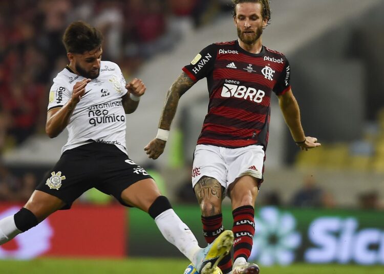 rewrite this title Brasileiro: Flamengo e Corinthians medem forças no Maracanã