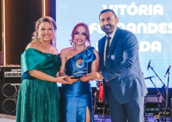 Cantora Vitória Fernandez ganha prêmio no segmento melhor banda pela Semana dos Profissionais da Sindieventos