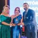Cantora Vitória Fernandez ganha prêmio no segmento melhor banda pela Semana dos Profissionais da Sindieventos