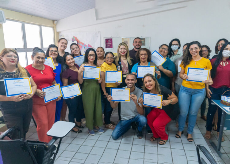 Servidores das unidades de assistência social de Maracanaú recebem certificação do curso de Libras