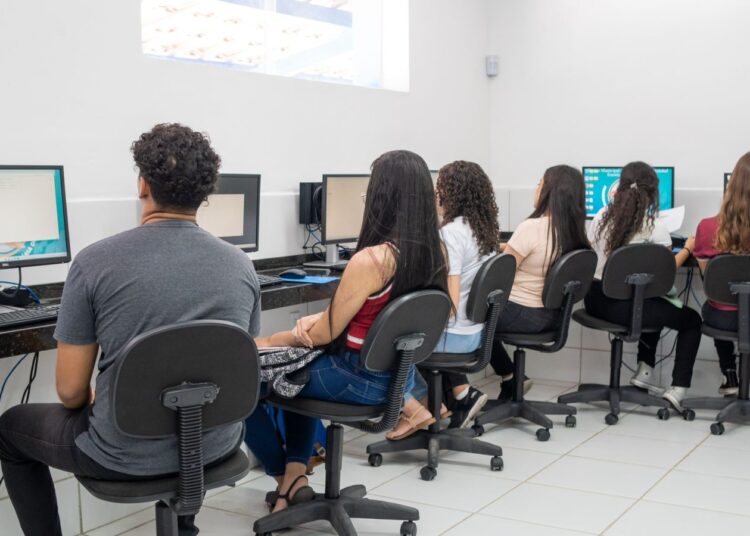 Universidade do Trabalho Digital inicia aulas dos cursos de informática em Maracanaú
