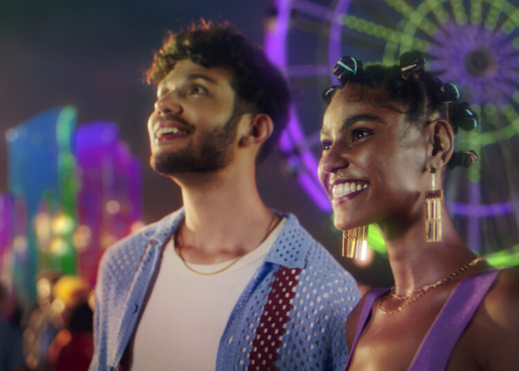 Com história de romance em festivais, Natura Humor lança novas fragrâncias em campanha para o Dia dos Namorados