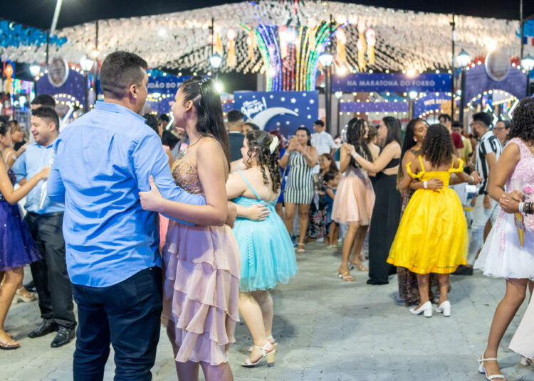 Jovens Maracanauenses celebram 15 anos com Baile de Debutantes no São João de Maracanaú 2024