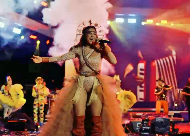 Debora Lee encanta público na última noite do São João de Maracanaú