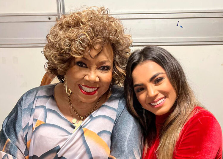 Debora Lee encanta fãs da Marrom em show da turnê Alcione 50 anos