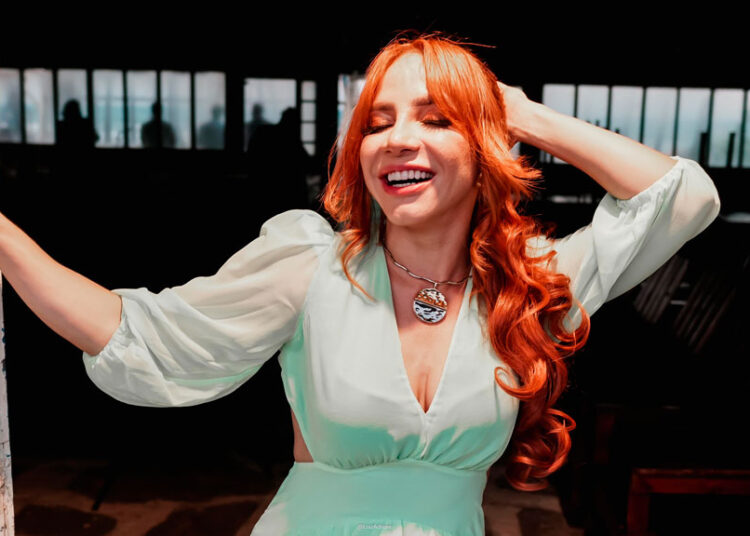 Como gerir a carreira e ser empreendedora no ramo musical: cantora Vitória Fernandez explica