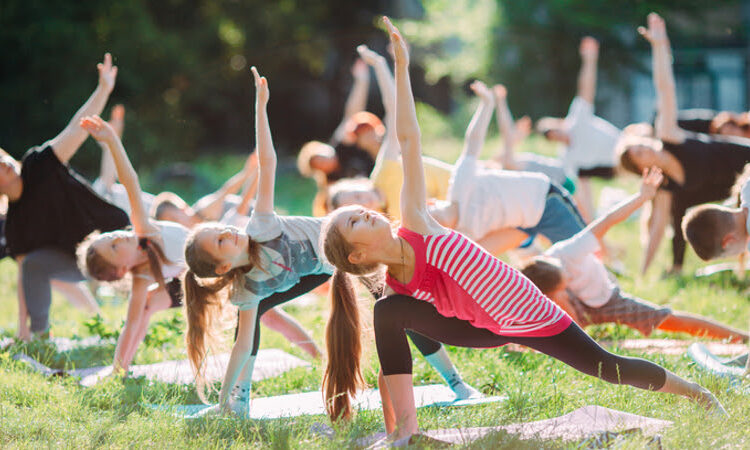 Evento reúne yoga, meditação e arte no campus da Unifor