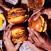 Outback lança novo burger exclusivo com RUFFLES® sabor costela barbecue