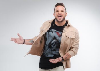 Humorista Flávio Andradde retorna à Fortaleza com o stand-up “Jogando Conversa Fora”